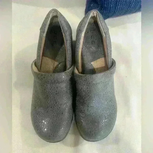 b.o.c. Born Concept Peggy Clogs Gray Pebbled Print Women’s Sz 9.5 - Picture 3 of 8